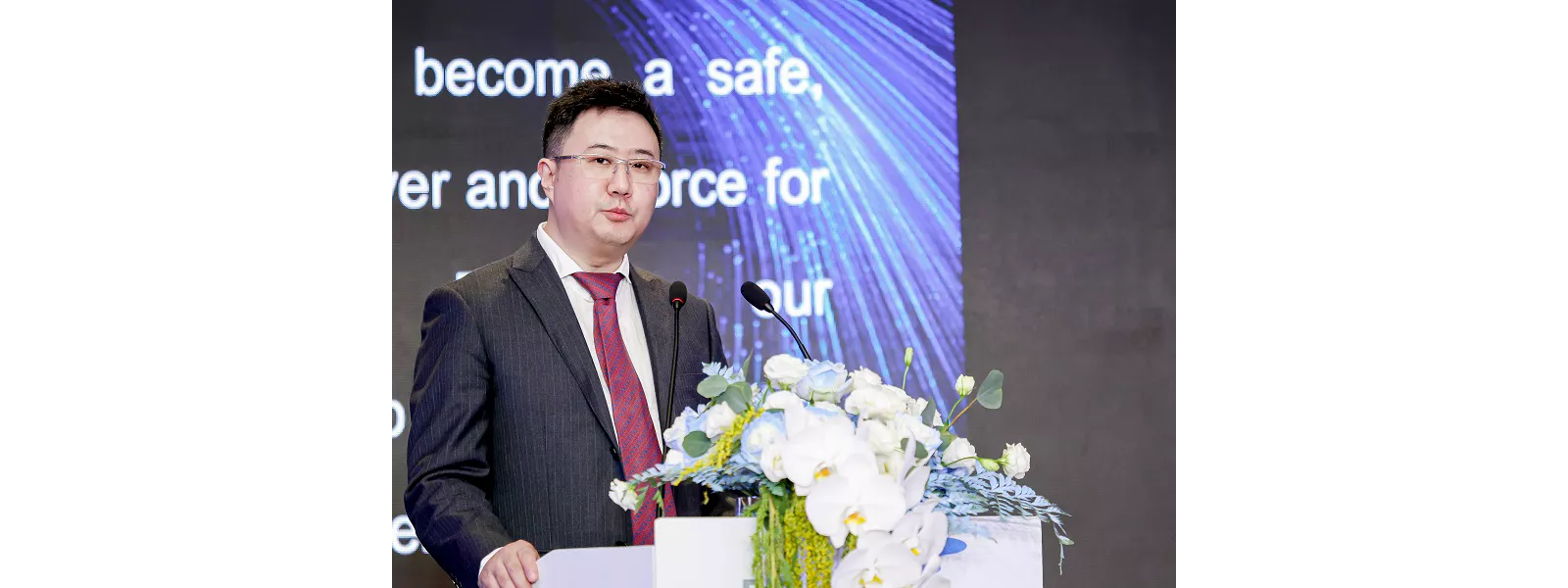 Richard Cheung hablando sobre el décimo aniversario de Plansee China